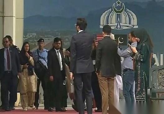 那场掰手腕的谈判，主角是美国和伊朗。
美方，乌泱泱来了300人，西装革履，把酒店