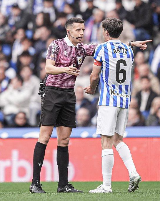 复古西甲周末的老式裁判服真是别具一格。 