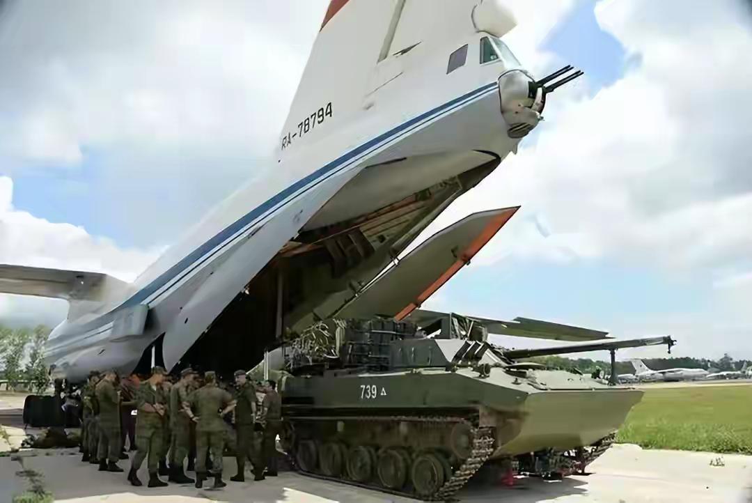 俄罗斯空降兵在国内有着特殊低位，俄罗斯高度重视空降兵的发展，是有国情在里面的。其