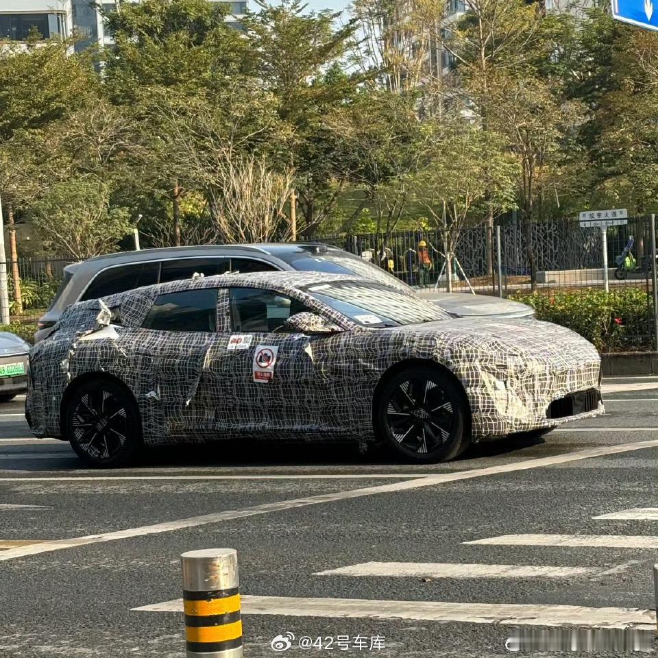 阿维塔 06 旅行车上路，大家觉得这车身姿态好看不？42how新能源汽车阿维塔