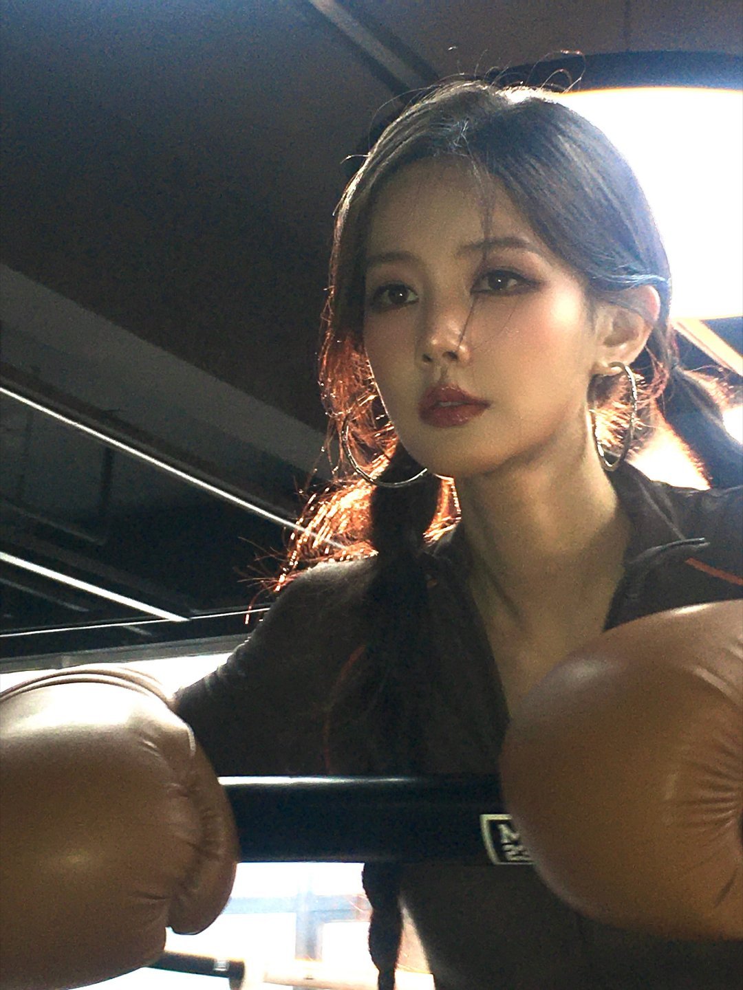 李一桐紧身衣皮裤身材36岁生日之际，李一桐带来一组拳击主题大片。常年坚持力量训练