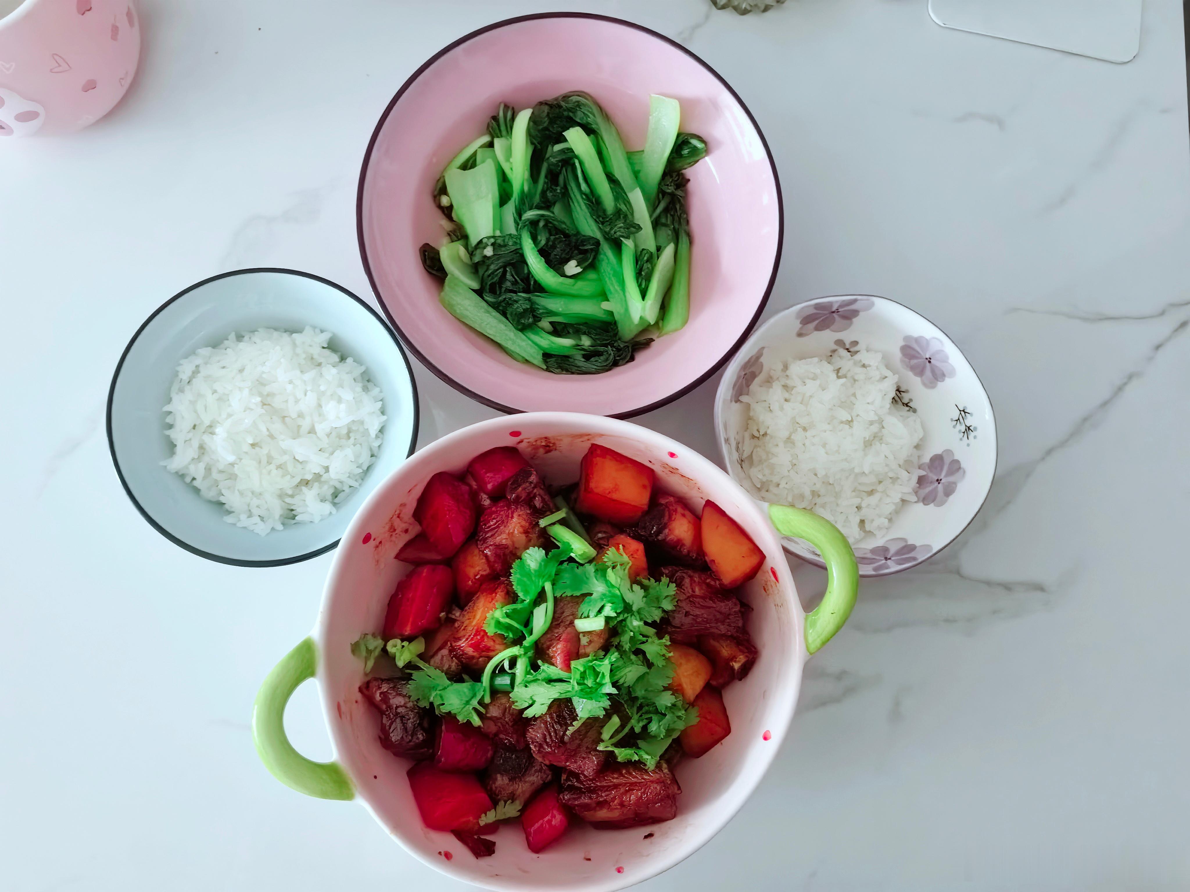 今日午餐 本来就炒了糖色，结果手一抖老抽放多了，不过排骨还是很香滴，娘俩吃光光。