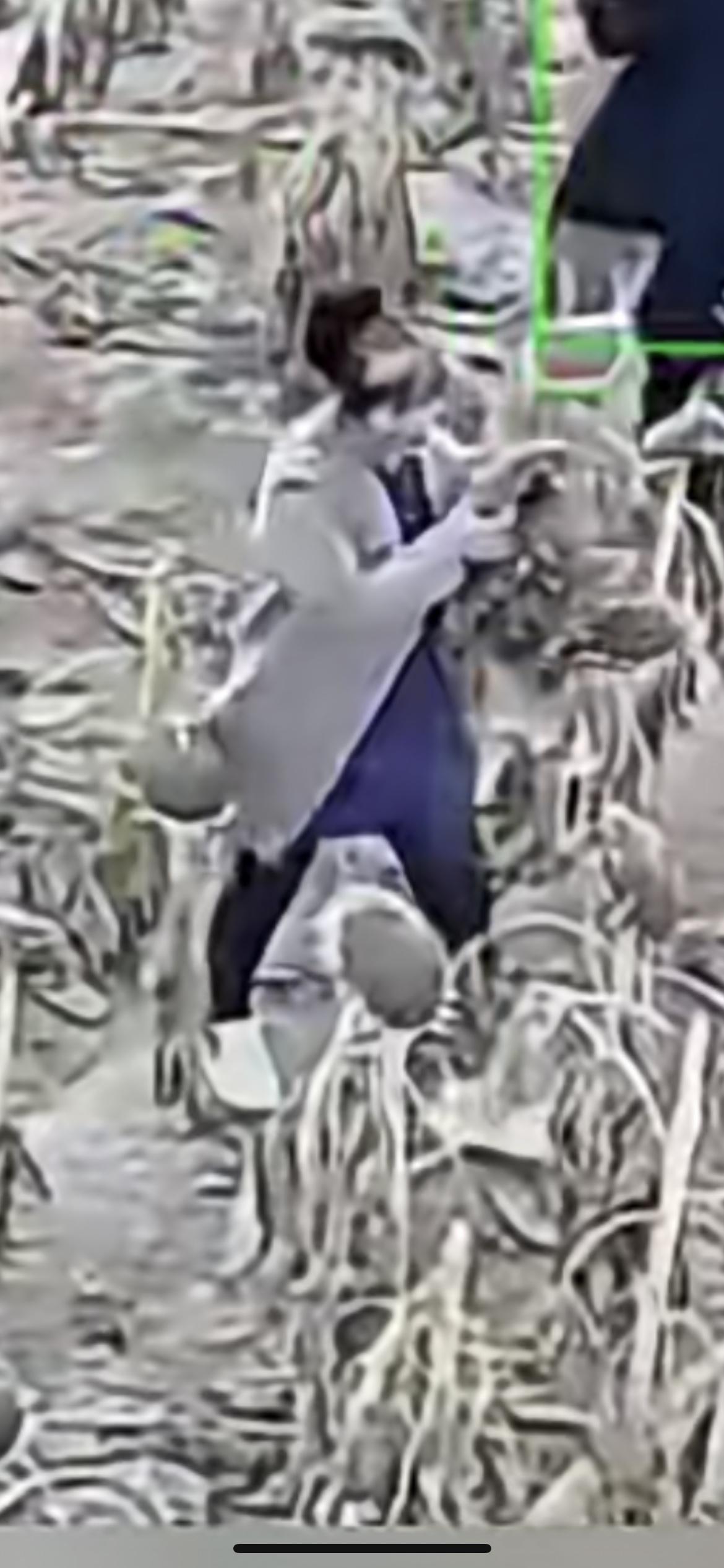 10月28日新疆阿拉尔，农户种植的向日葵屡屡被偷，无奈安装监控喊话：请尽快离开，