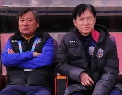 辽宁球迷对庄毅那是又爱又恨。他1973年出生在辽宁沈阳，球性与生俱来，跑位接应感