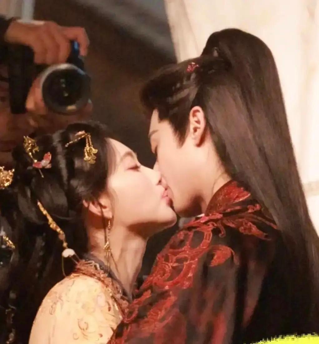 王鹤棣孟子义从白天吻到黑夜王鹤棣孟子义一天两场吻戏  王鹤棣孟子义将门独后路透，
