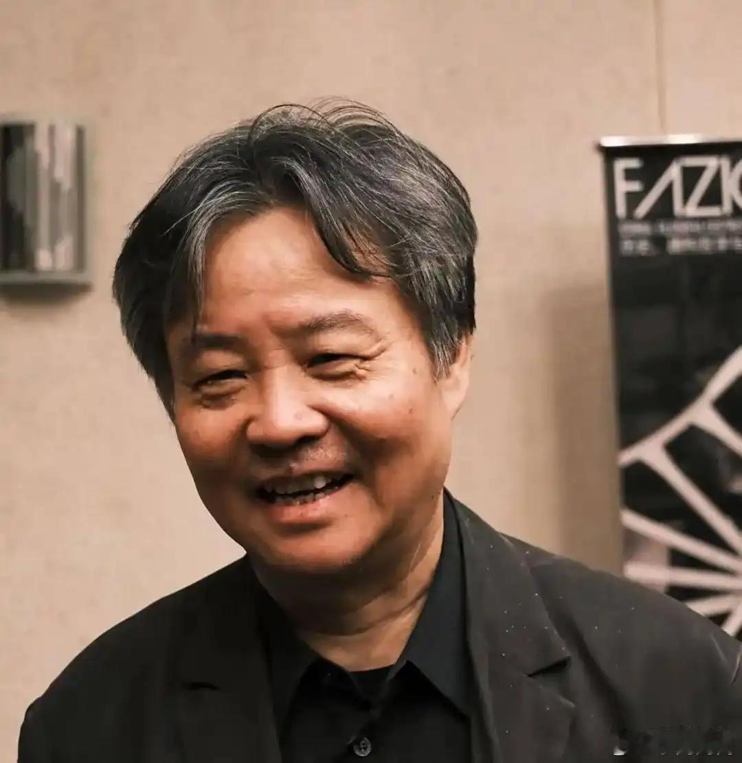 余华向网友推荐讷河往事 讷河往事因余华推荐备受关注，真实笔触描绘世间百态，圈内圈