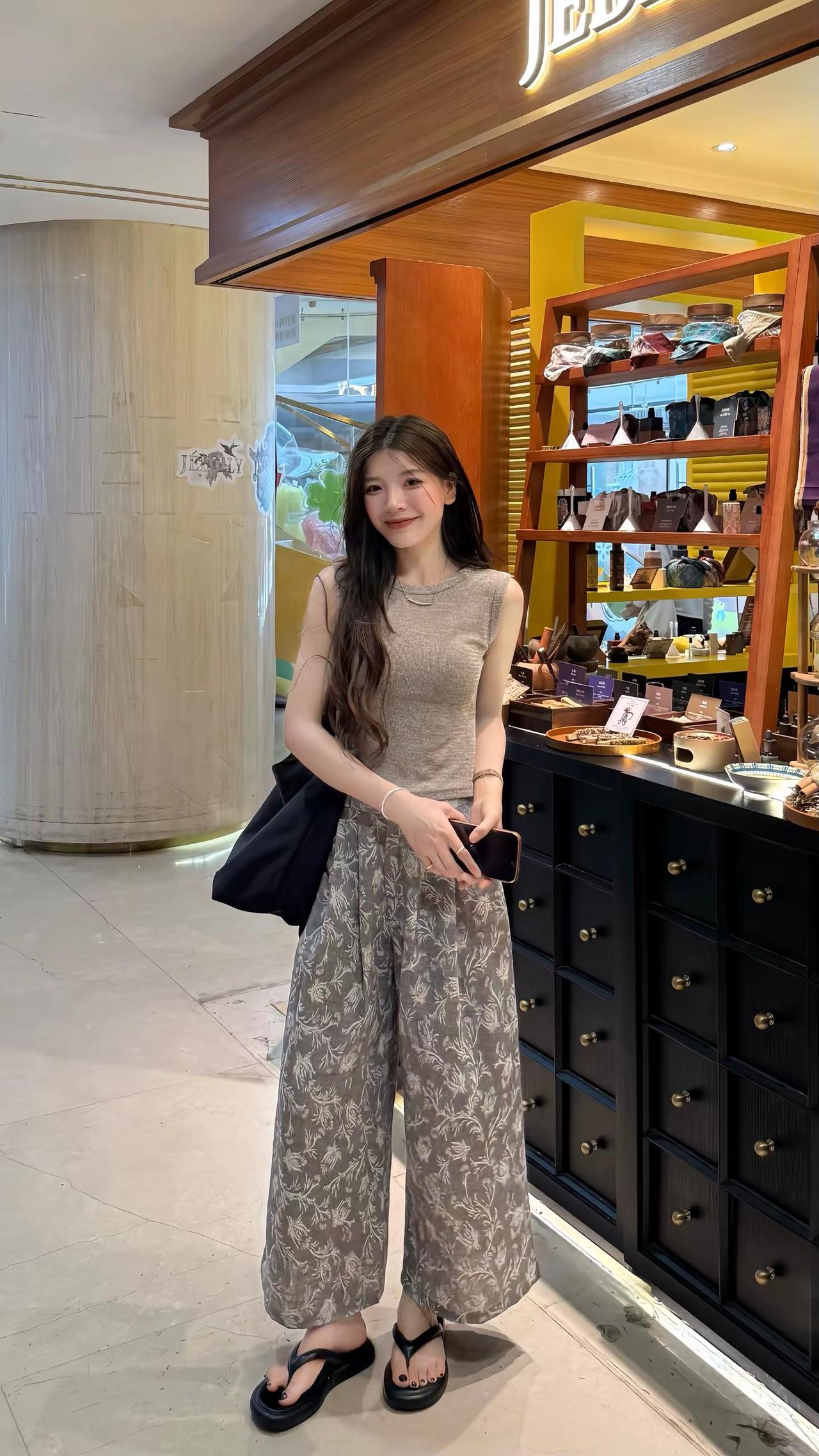 “女孩 一切上天自有安排 不要总担心未来 你就顺其自然”穿搭 夏日穿搭