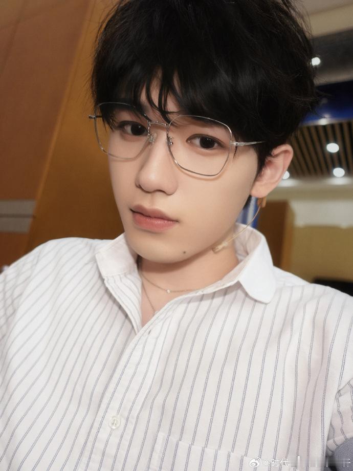 宋亚轩条纹衬衫银框眼镜高智感宋亚轩白色系库存 宋亚轩白色系库存，条纹衬衫银框眼镜