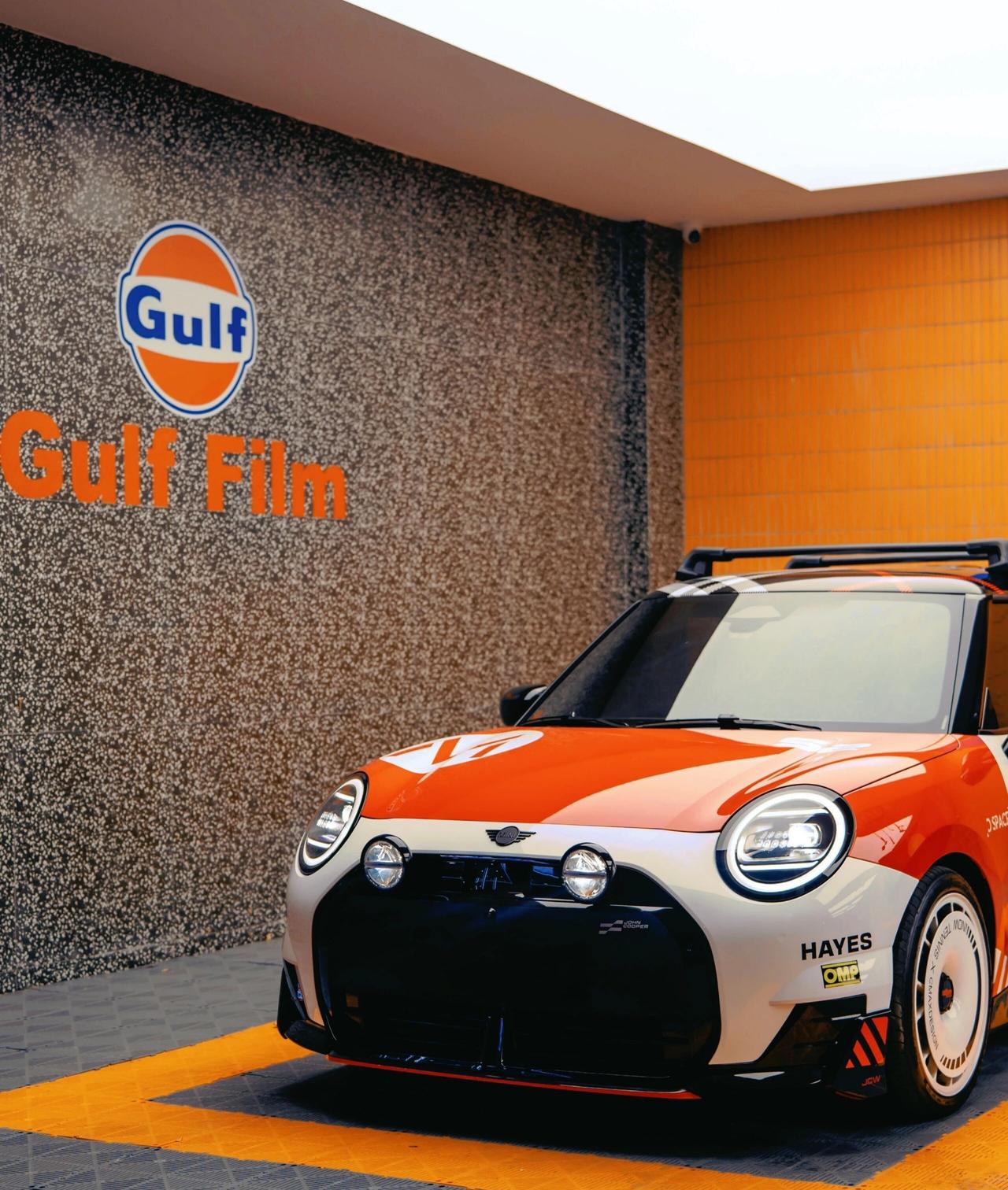 电动Mini闯Gulf海湾石油加油站？加不了油却美到出圈？虽然加不了油。也是如愿