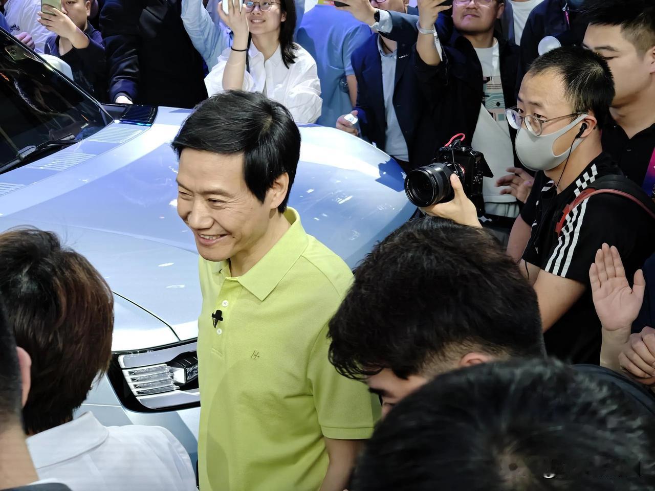 本来火爆的比亚迪车展现场现在更火爆了，雷军现身比亚迪展台，与王传福交流造车心得，