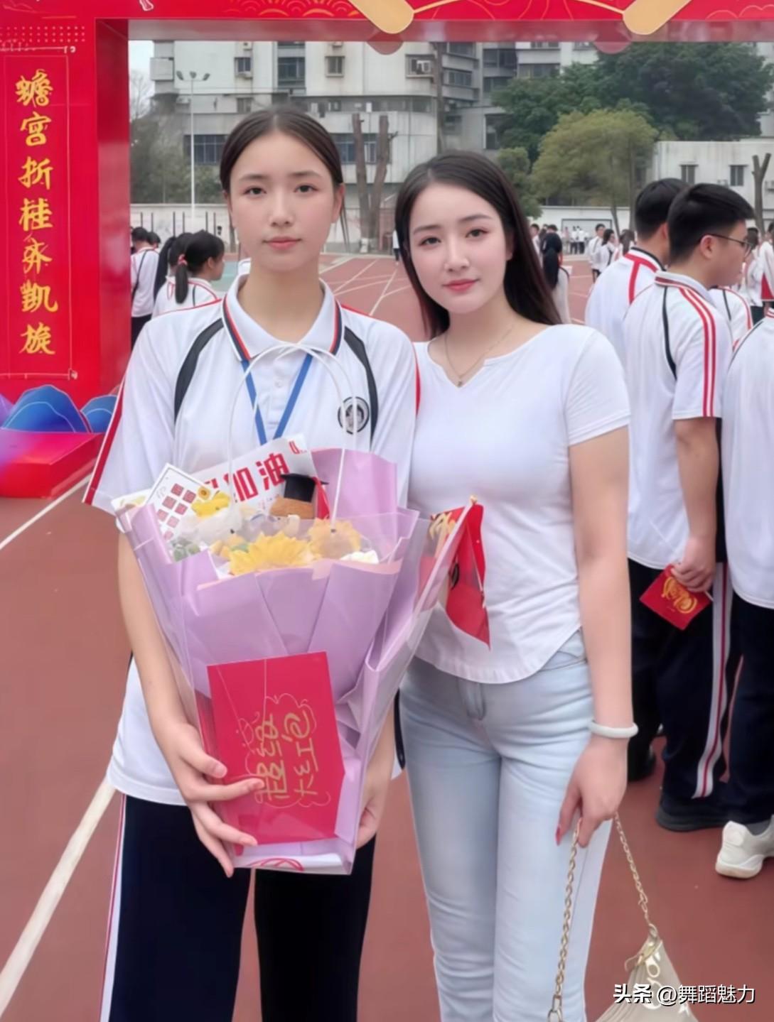 操场的风，吹来了属于她的好消息。高考大捷，我的侄女长大了。

站在操场的那一刻，