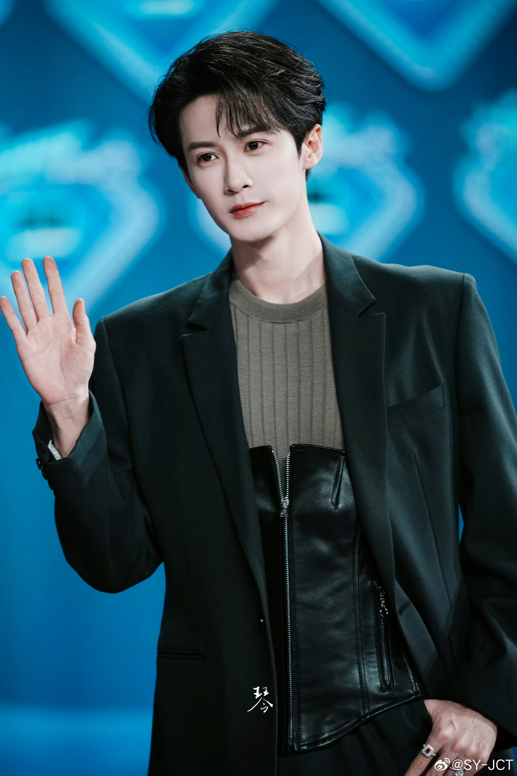 早上好！周一愉快！我的大明星檀健次，希望你永远开心快乐健康！永远星途璀璨！小炭火