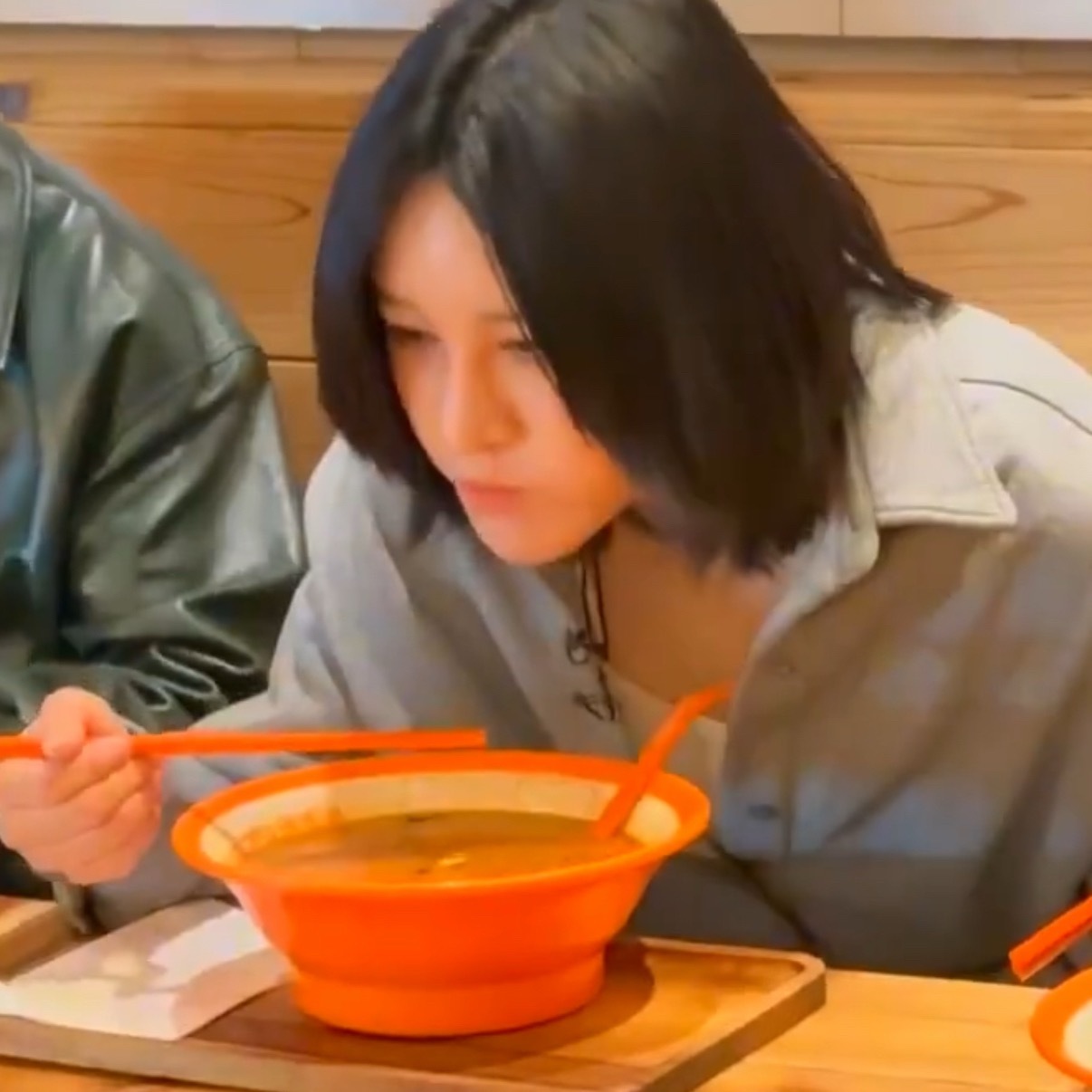 合伙人爆改中餐厅合伙人路透爆改中餐厅哈哈哈，大家像探店一样品尝着当地美食，看得我