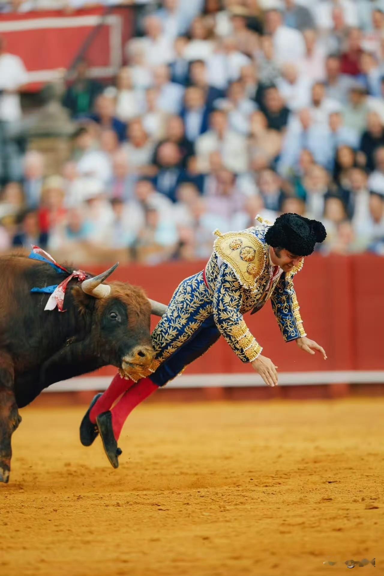 当地时间4月20日，西班牙塞维利亚马埃斯特兰萨斗牛场，46岁知名斗牛士普埃布拉，