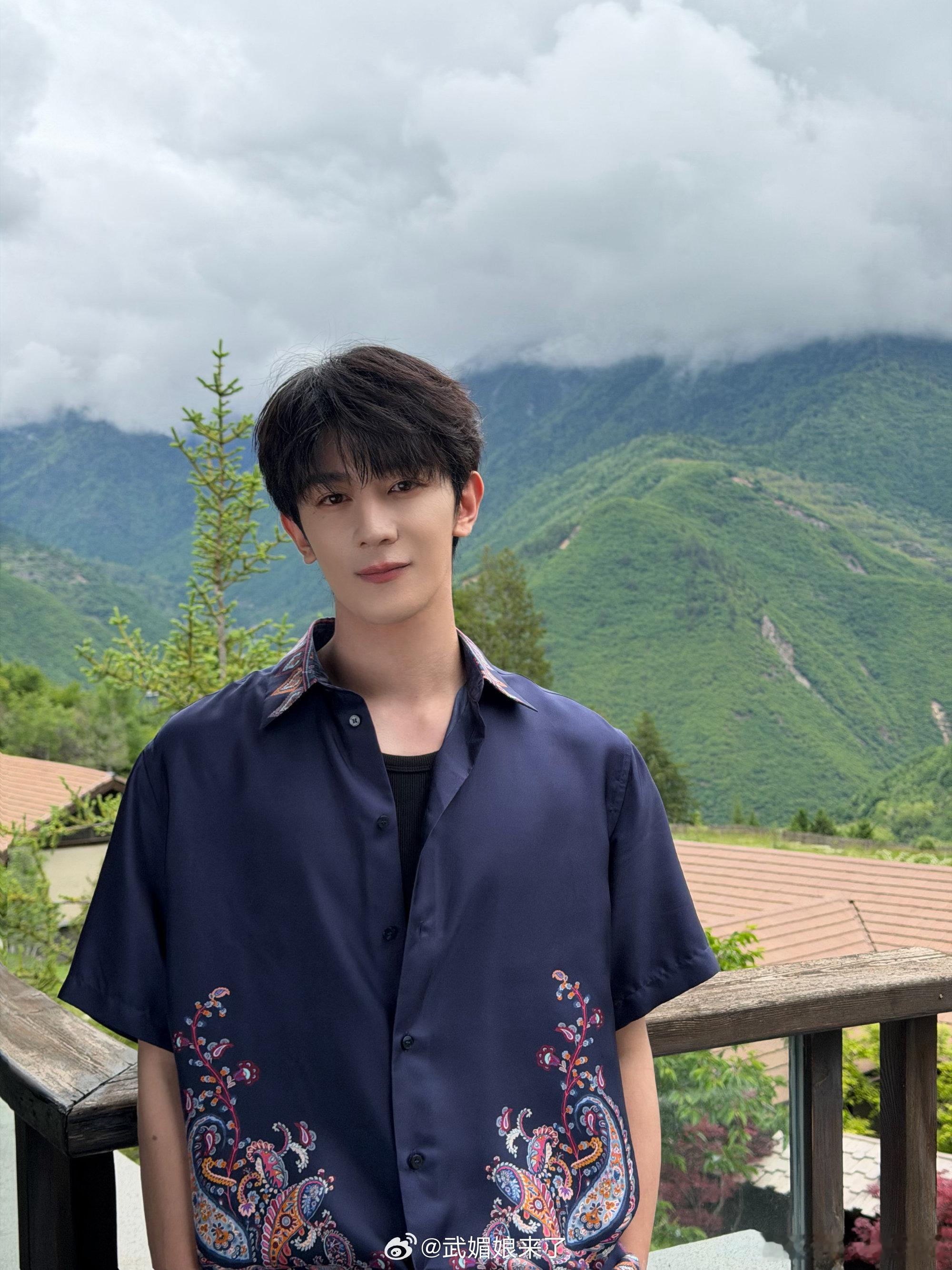 夏之光寄来九寨沟明信片，景美人更美 
