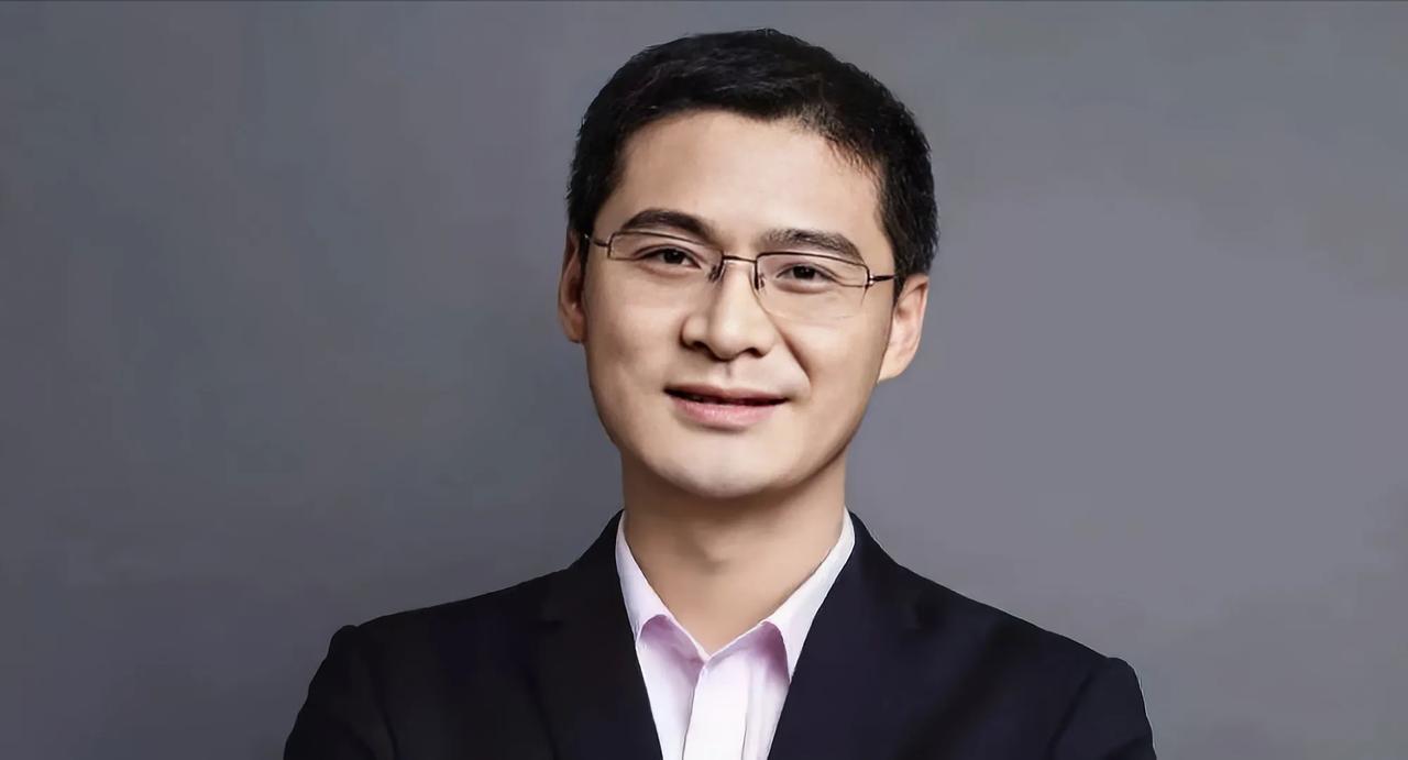 罗翔强调，家庭悲剧的根本原因往往不是金钱的缺失，而是在儿女三十岁左右阶段可能犯下