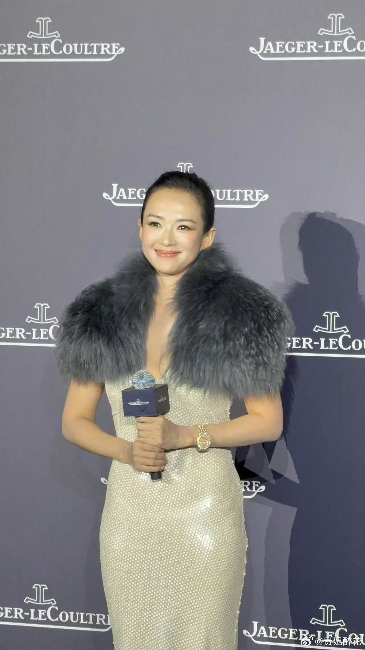 章子怡 亮相 积家活动 现场，七月刚官宣全球代言人后的首秀，一袭白色亮片裙配皮草