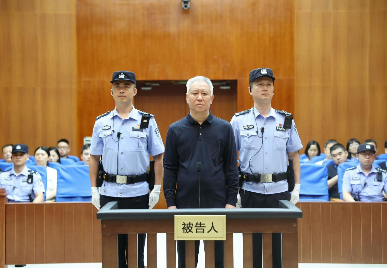 许家印终于判决下来了，无期徒刑。他是这几十年来涉及金额最大的违法地产商了。很多烂