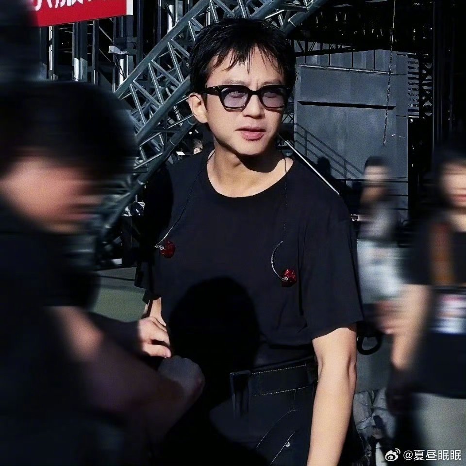 邓超回应瘦成男大笑不活了邓超就顶着这张脸搞笑抽象！！！瘦了之后完全男大来着！！这