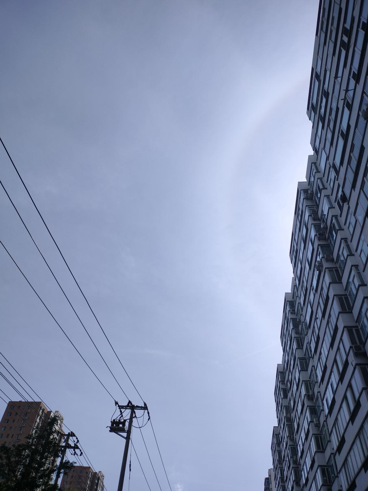 晒图笔记大赛今天是晴天，本想拍拍蓝天，却拍到了半个光环，感觉好有故事感。