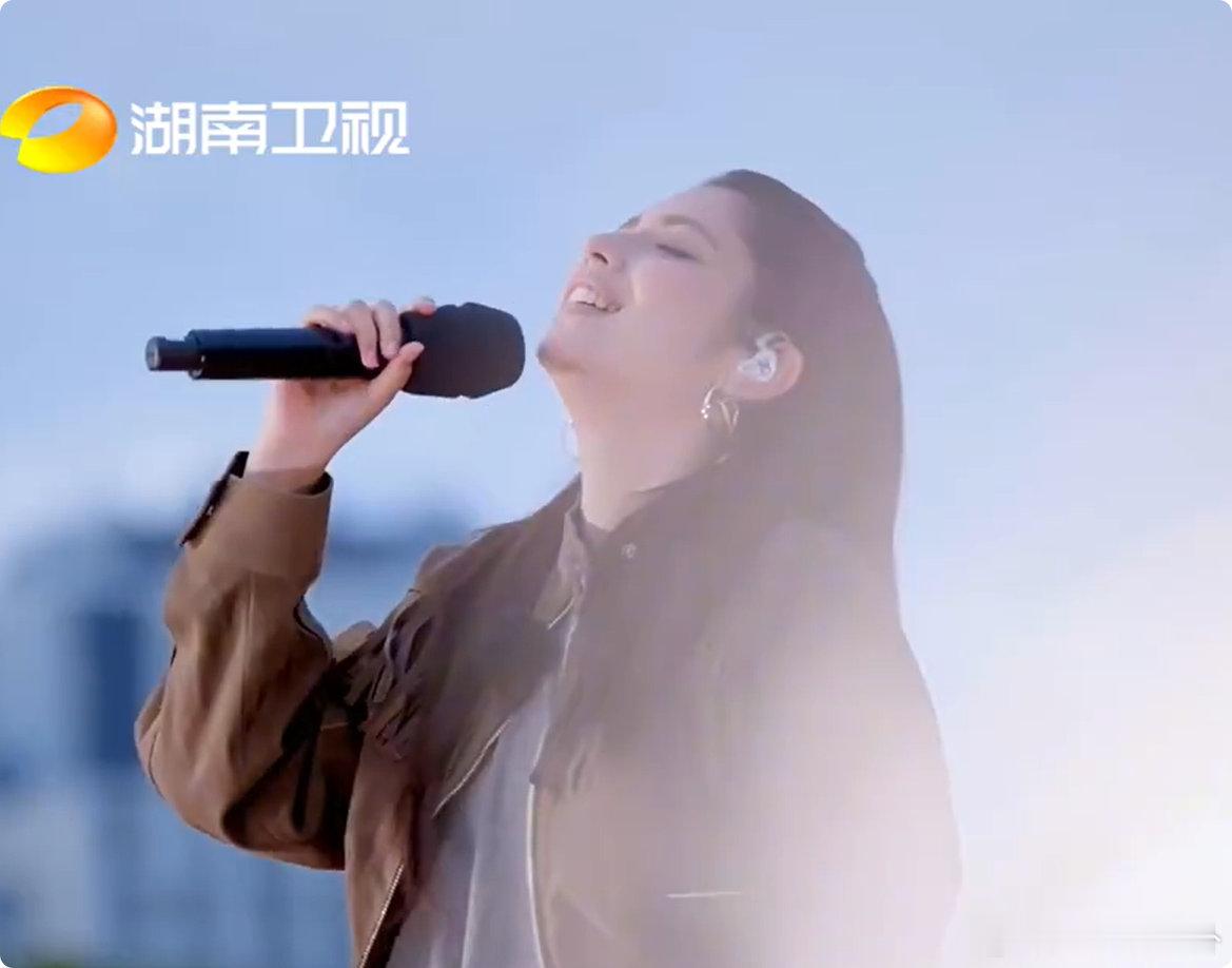 李佩玲每一首歌都是爱你老己声起地平线听完佩玲的歌，终于懂得要好好拥抱自己、善待自