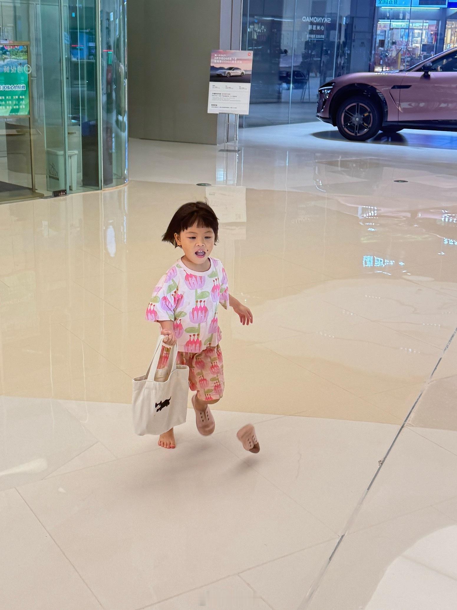和球宝绕着旅蛙转圈圈玩耍跑了几下球宝突然正色：躲迷藏就好好躲，不要谈恋爱了！