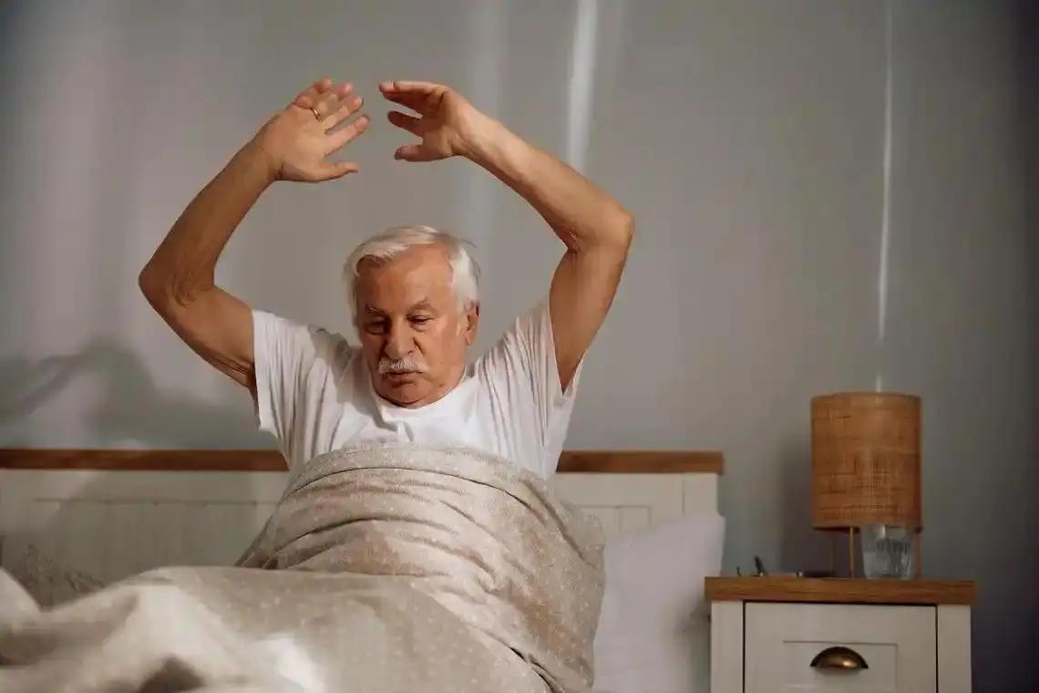 早上七点起床错了？医生建议：过了65岁，起床要尽量做到这4点

早上七点起床错了