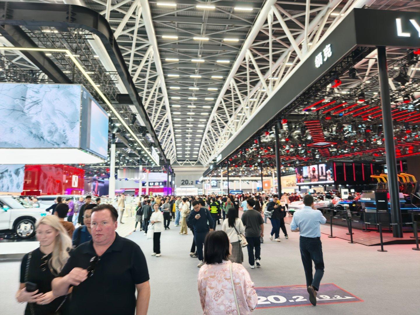 广州车展今天人流不错啊，无论是鸿蒙智行还是领克极氪都有挺多人看车的    
