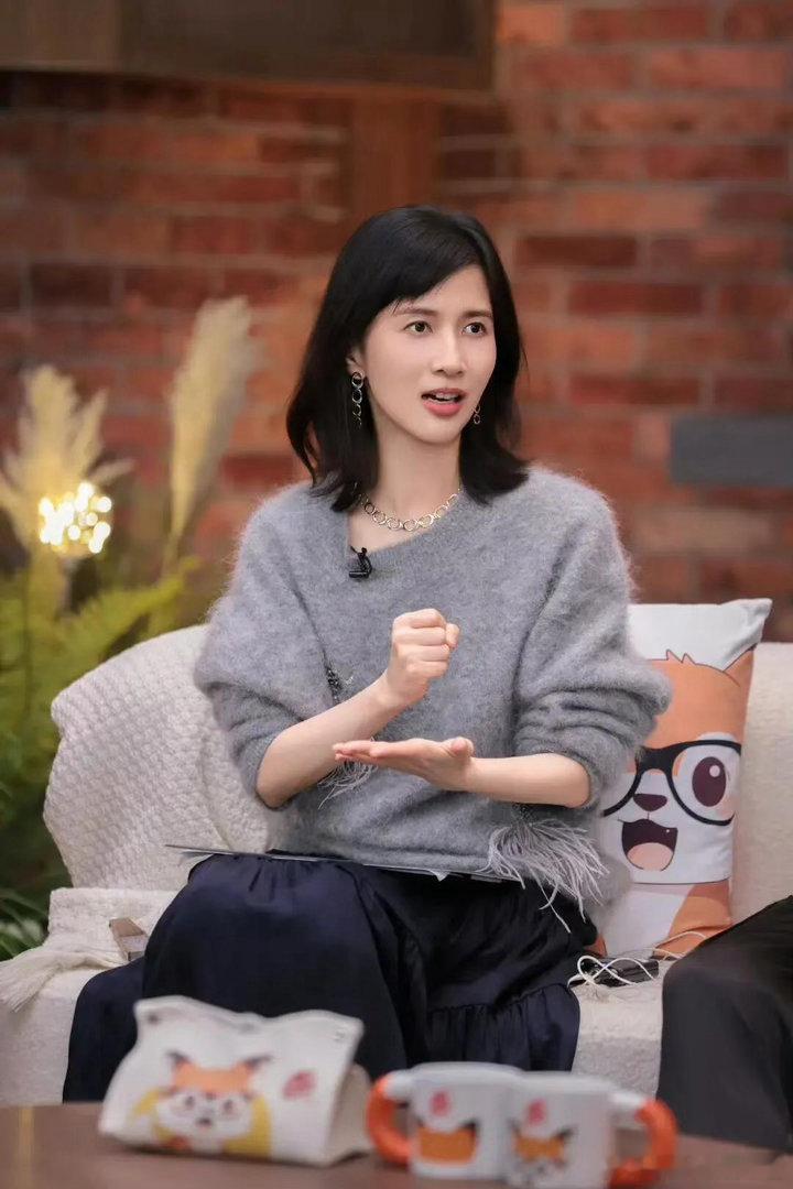 papi酱迎来事业第n春 火了十年还能让全网追着喊“清醒”，这姐的保质期怕是按世