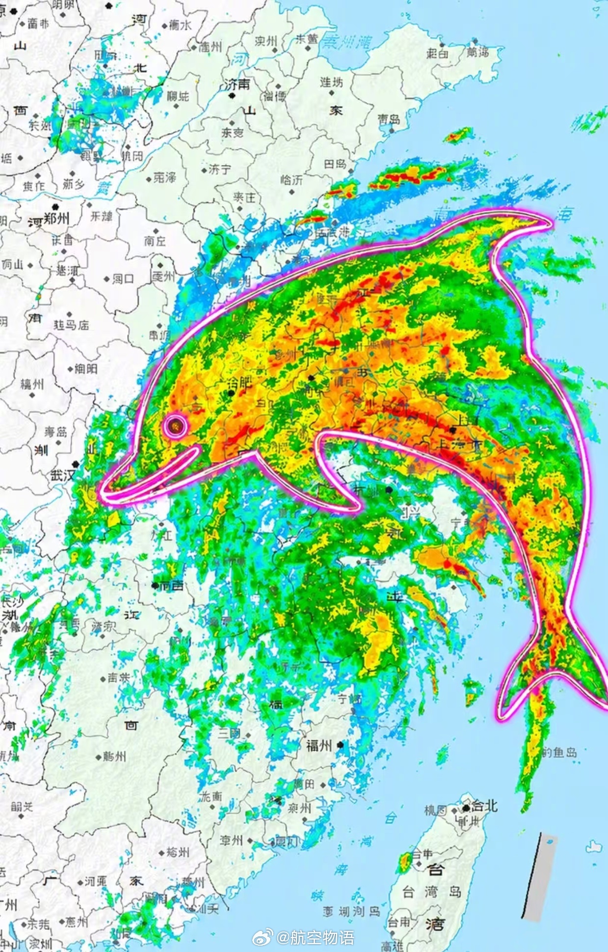 网友灵魂绘图，白海豚带来的降雨区把这个台风的名字具象化了。 
