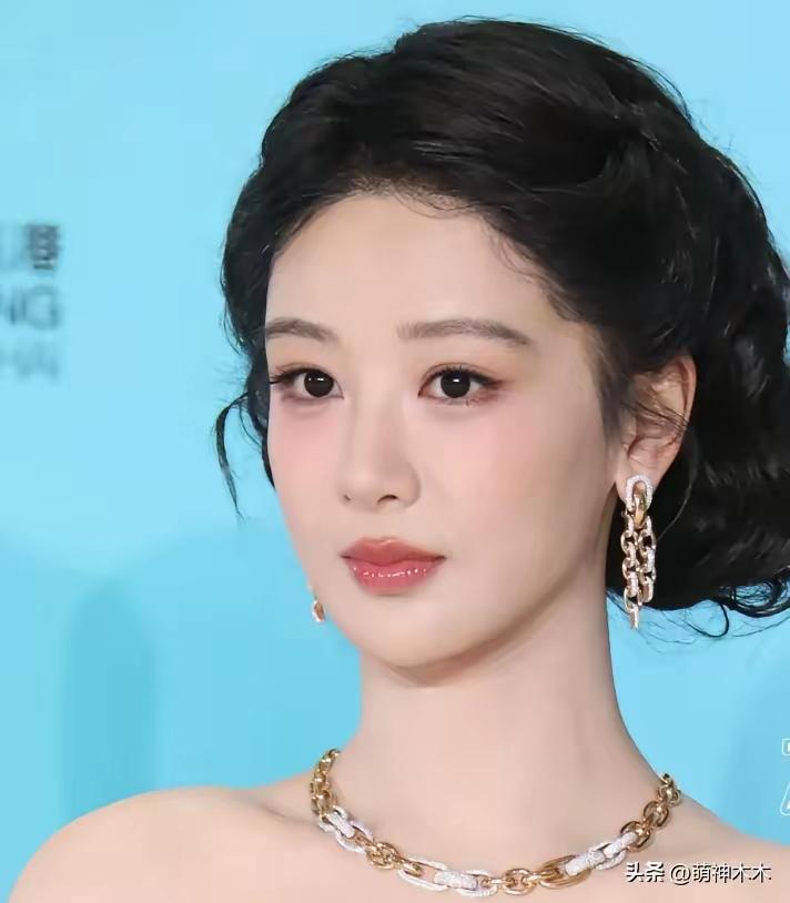 杨紫现身“白玉兰”
说实话
杨紫都有点不认识了，感觉和演欢乐颂时脸相不同了