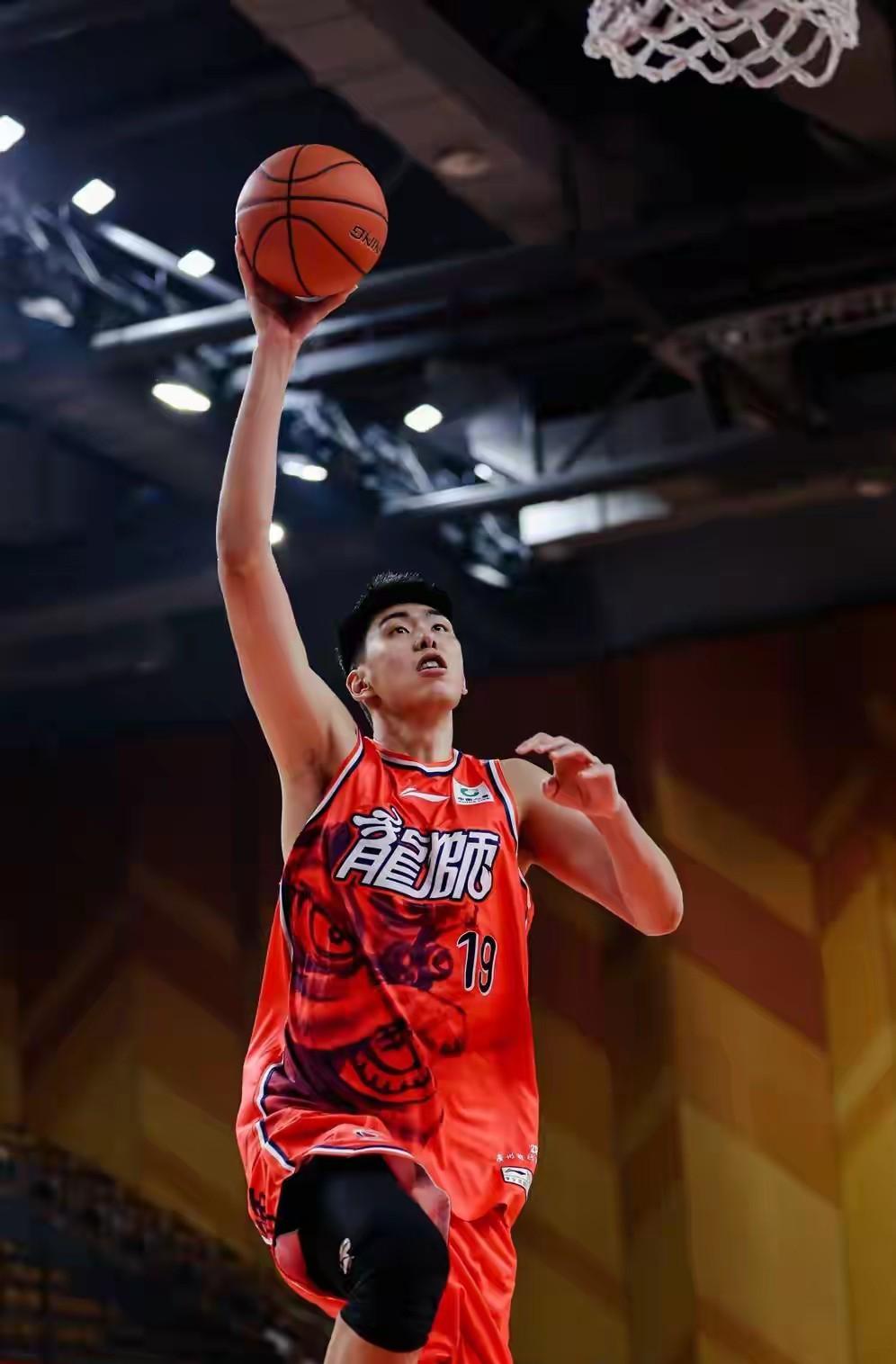 徐昕自从离开了广东宏远来到了新的球队，球技真的是提高了很多啊，这样下去未来的联盟