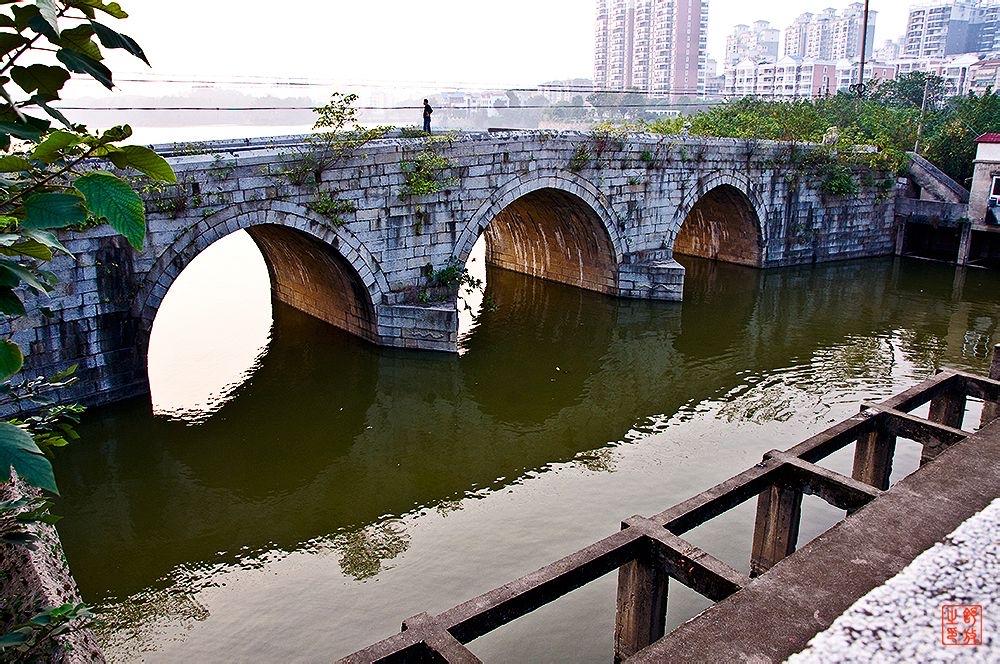 湘桥传奇，跨越宋明清三朝。滕子京谪守巴陵时，为救溺亡百姓建通和桥；明代方钝散尽家