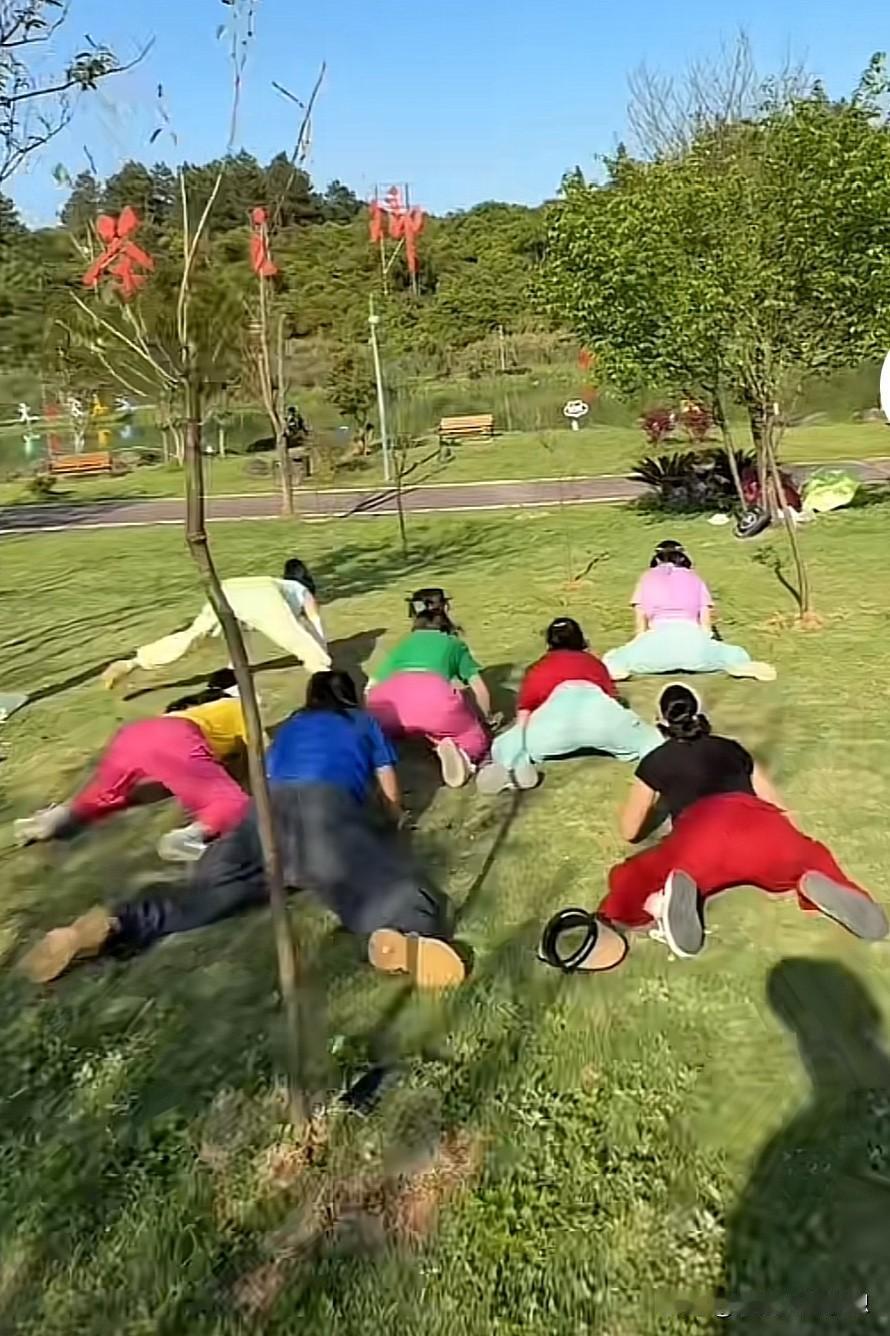 花红柳绿的青蛙，蹦跶的真开心，这可爱的大妈又有了新的锻炼姿势！

现在生活条件好