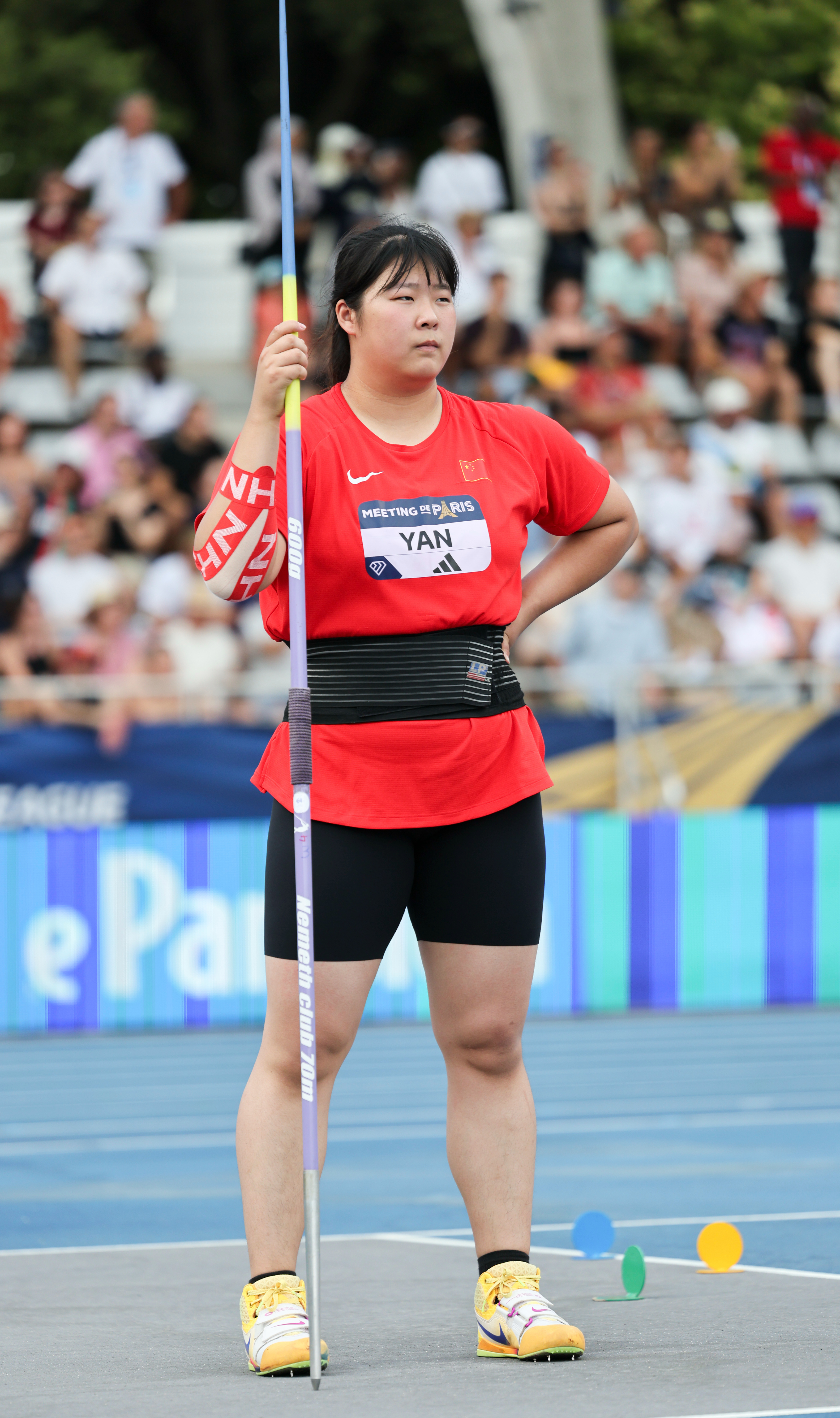 世界田联钻石联赛巴黎站女子标枪决赛，中国小将严子怡继续展现统治级的实力，第一投6