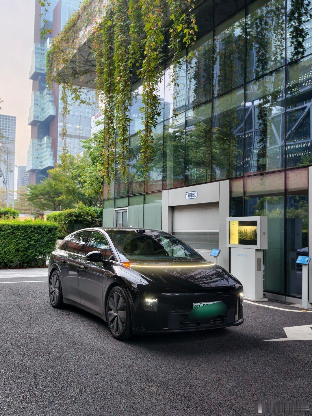 前几天一直在开理想 i6，越开越满意。一句话总结是：这是一台集合了理想过去在增程