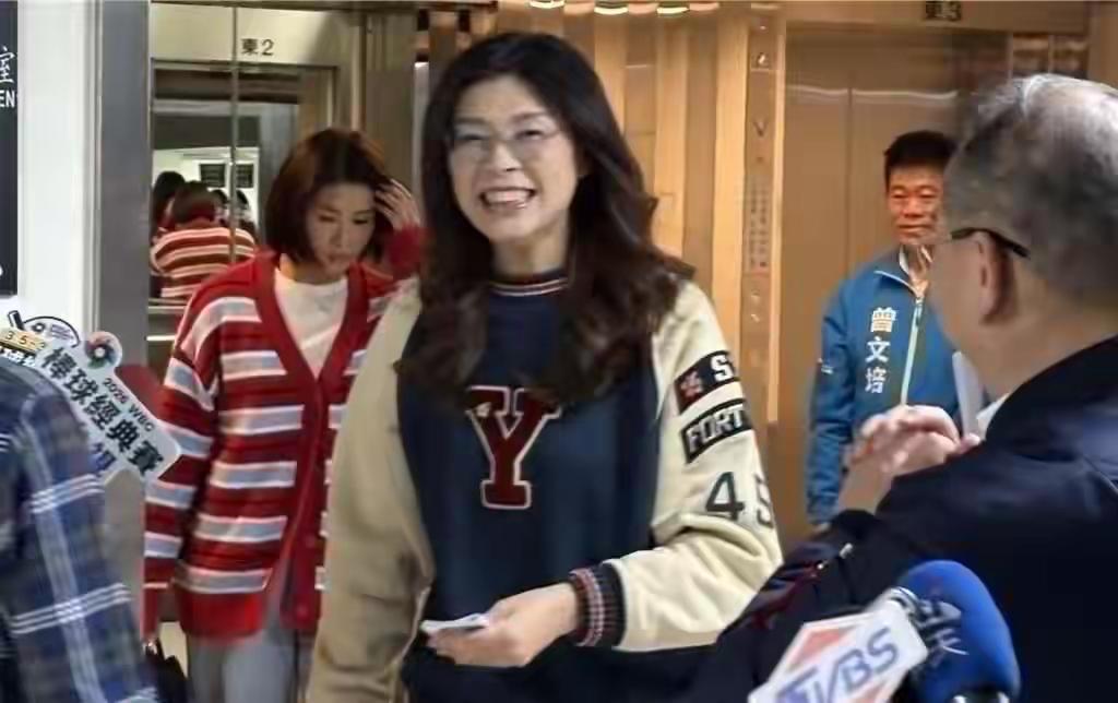 今天，郑丽文带着国民党的访问团来了大陆。这不是一次普通的串门，是近十年来，国民党