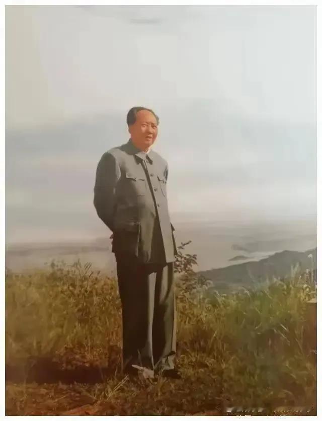含笑辞家上马呼，
者翻不负好头颅。
一腔热血沙场洒，
要洗被侵万里图。