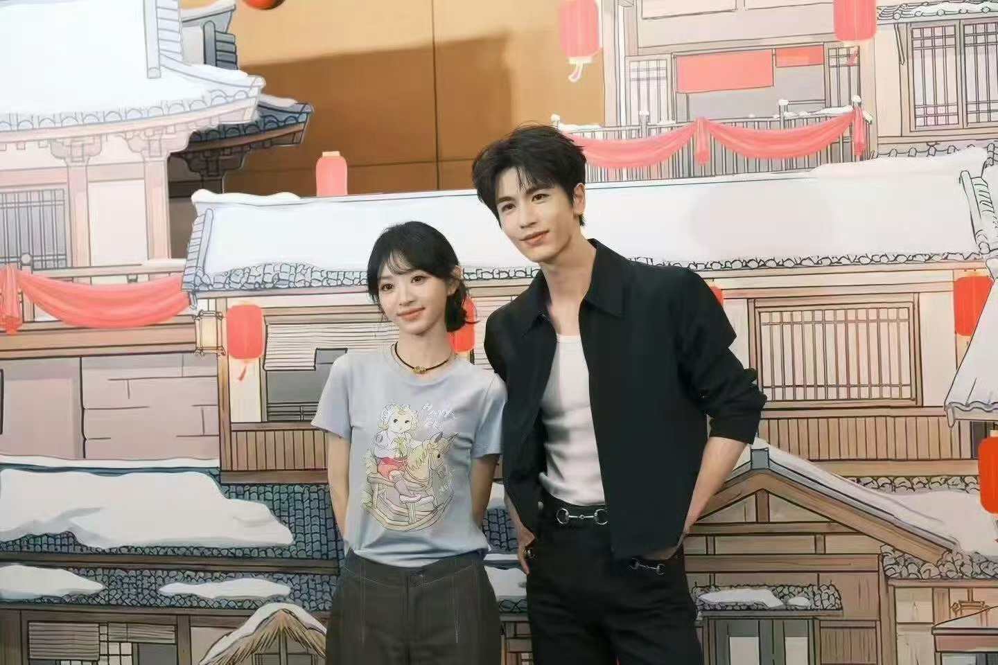 张凌赫田曦薇《逐玉》庆功宴合影 张凌赫田曦薇庆功宴合影