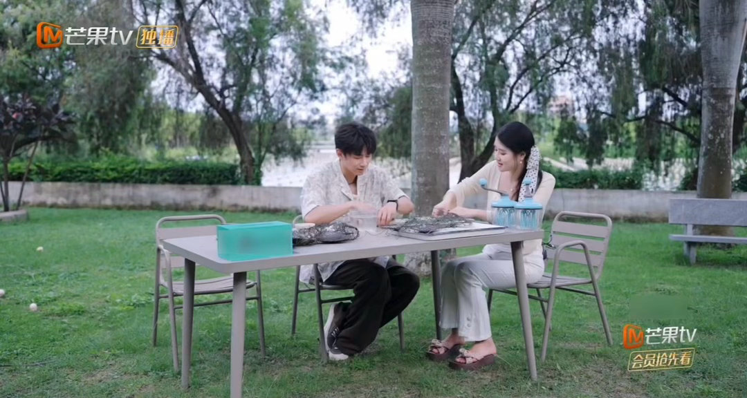 张昕琰贺子雨约会满满的正能量心动双重奏 张昕琰和贺子雨约会聊到珍珠会氧化褪色，张