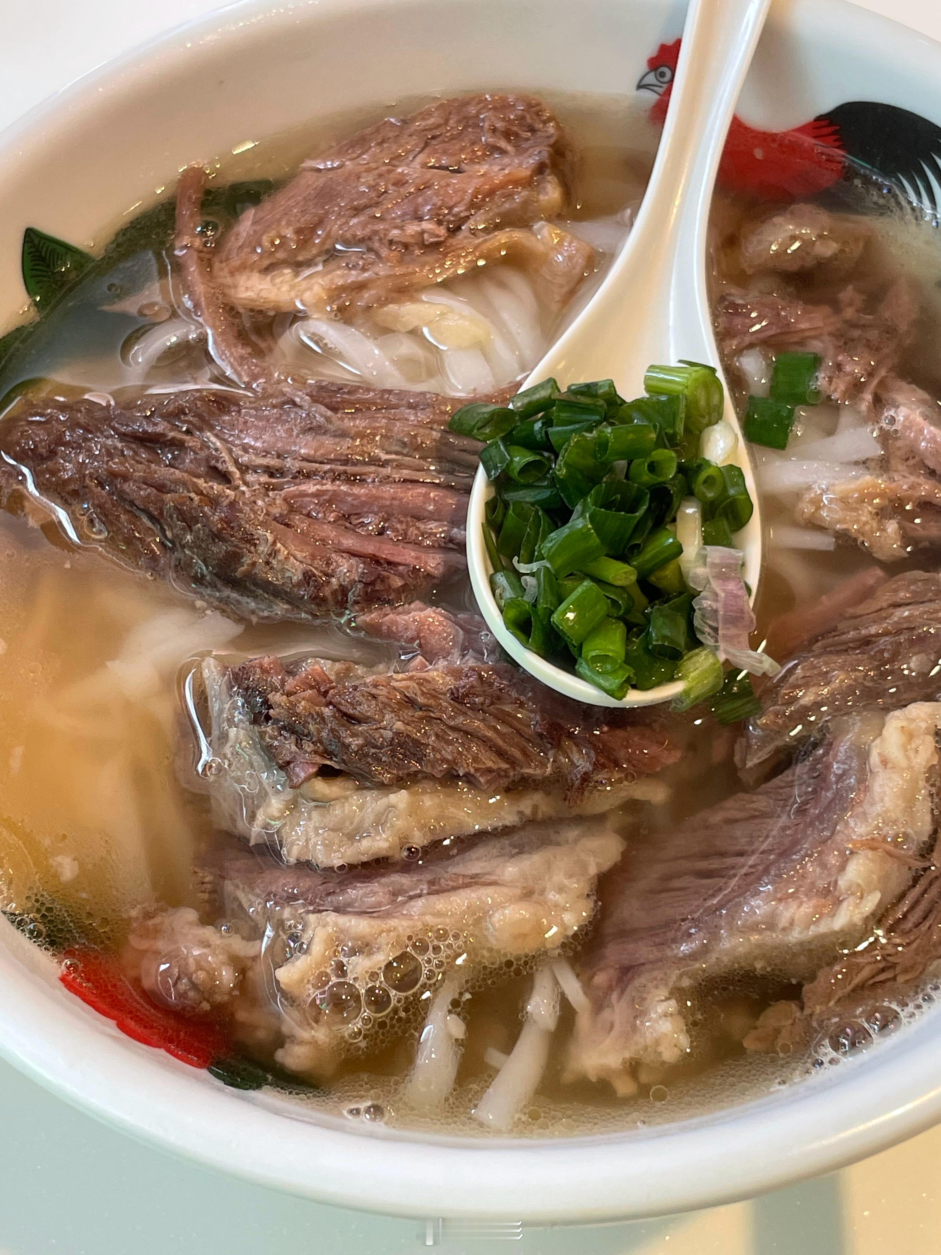 进城办大事，我来香港只干三件大事：饮冻柠茶，饮冻奶茶，食冰火菠萝油！