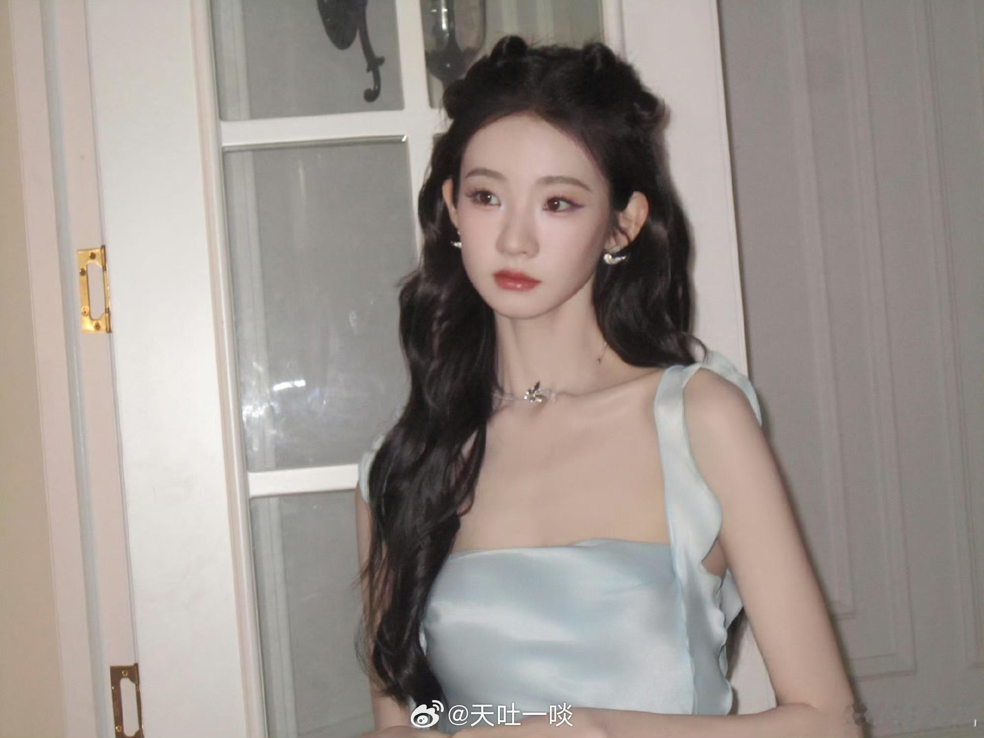 淡蓝长裙温柔娇俏——张艺凡。每日明星美图分享