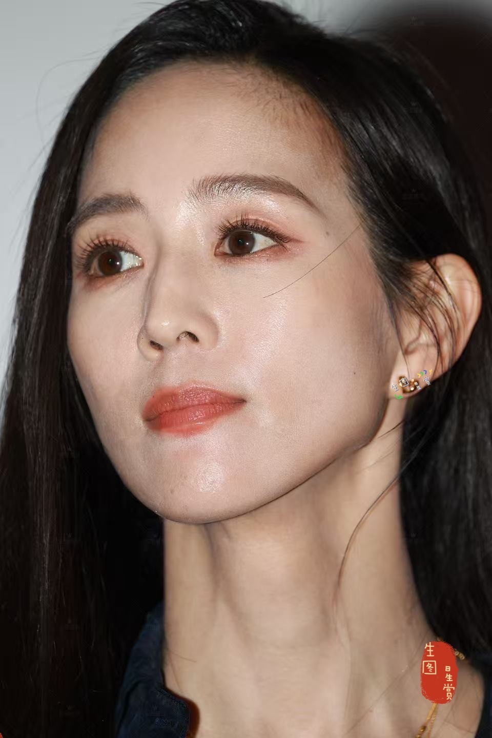 张钧甯匿杀路演生图直出怼脸美貌，黑丝长腿