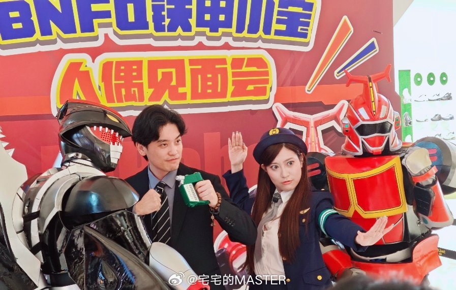 这带绿色变身器的难道是cos吉祥寺藏之助的? 上海·麦当劳(上海荟聚店)