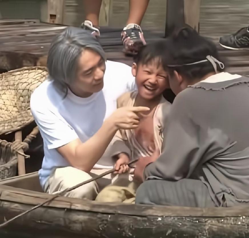周星驰很喜欢小孩子！这一点从片场的花絮就可以看出来，看看周星驰给孩子讲戏的时候，