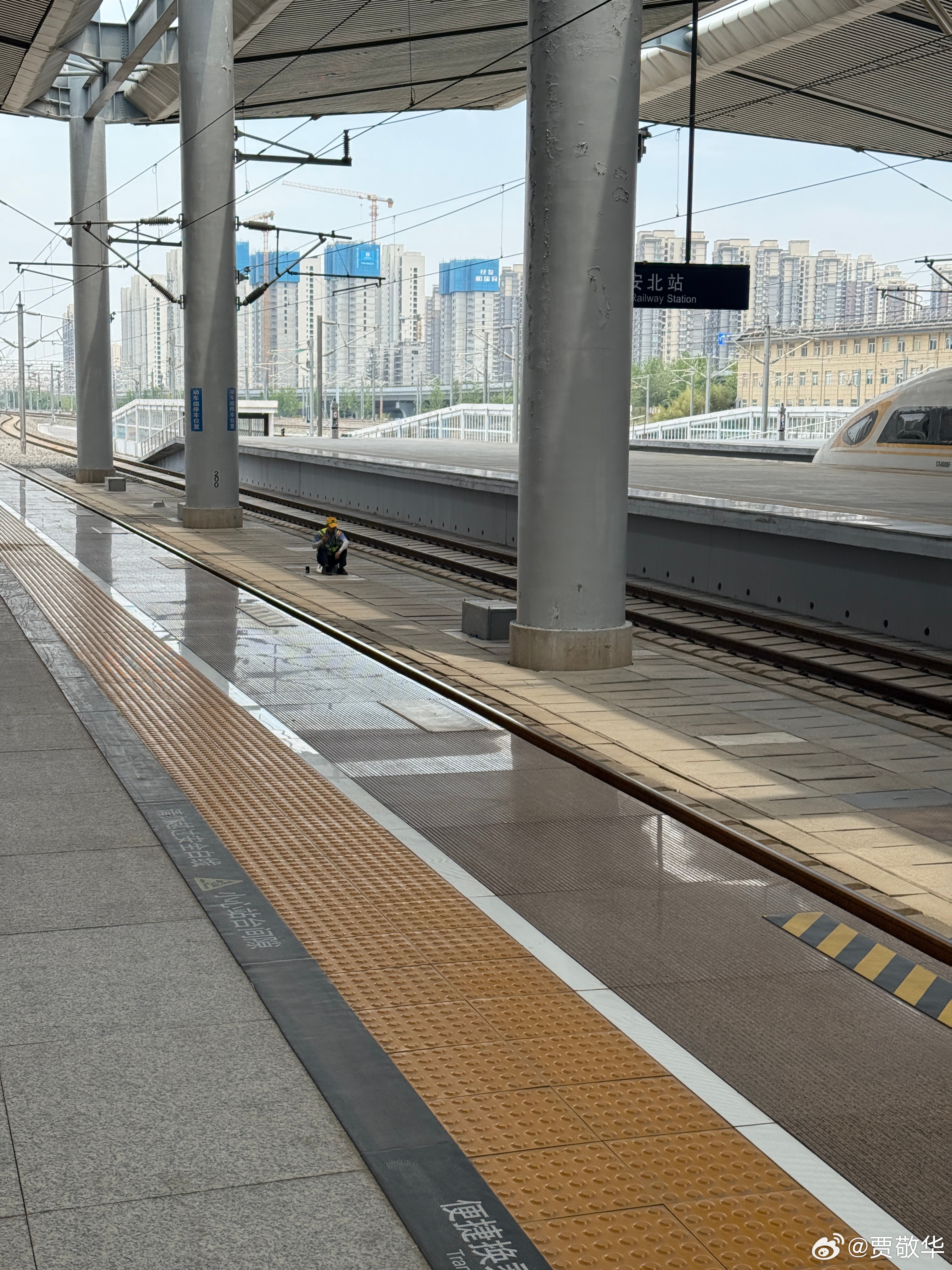 室外30多度的高温，铁路后勤人员还要在轨道旁边坐着，等着给高铁做安全检查，真的太