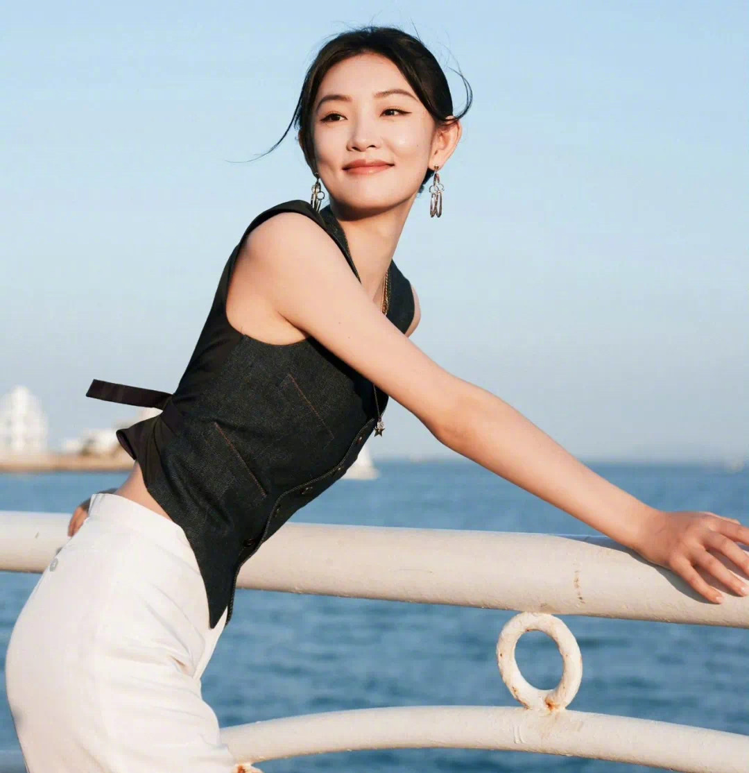 肖战的《得闲谨制》的女主有很多小花在争取，但片方早有意向的女主在谈，只是争取的小