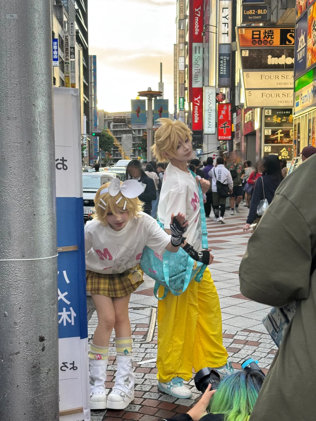 这年代还能东京街头看到镜音双子