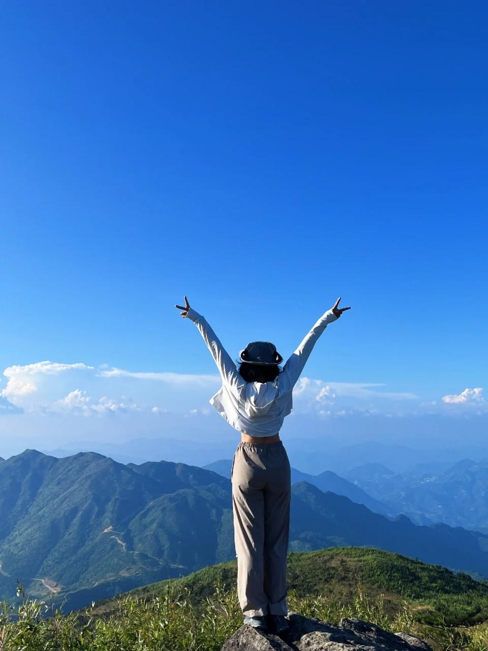 上联：登高望远凌云志；
------平平仄仄平平仄
下联：？？（小林邀友赐对）