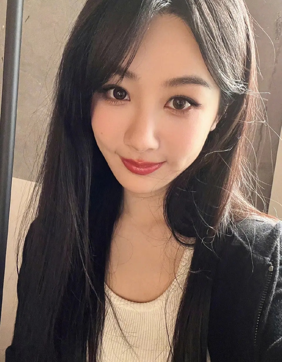 杨紫最新自拍看起来好陌生啊 ​​​